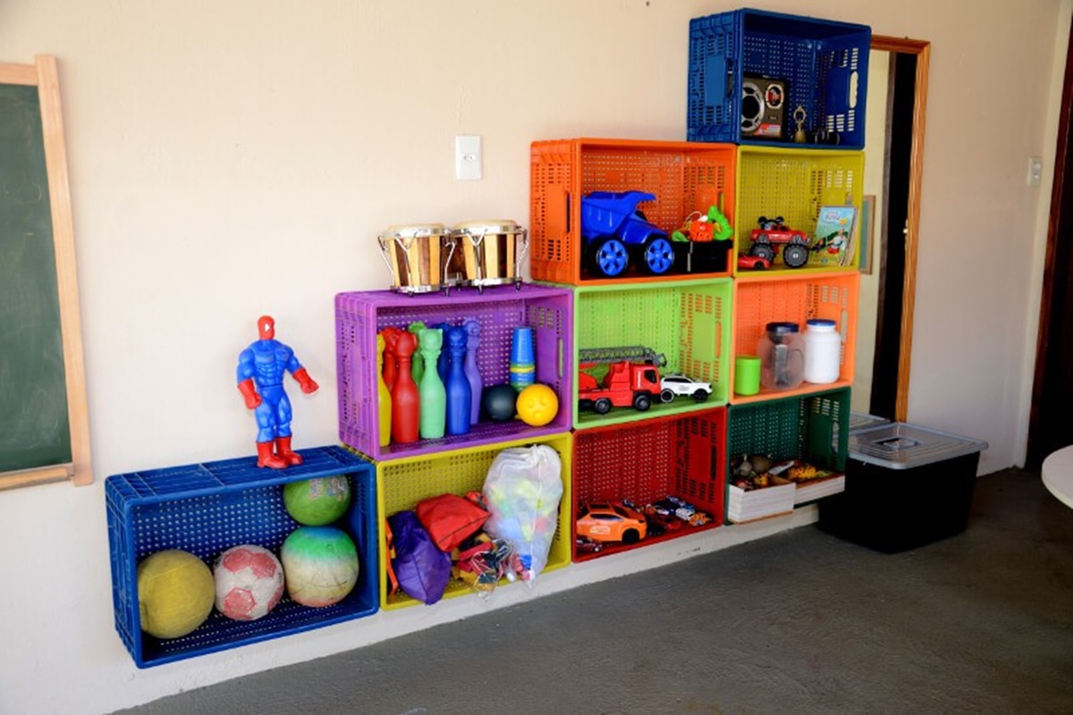 Transforme caixas de plástico em decoração barata para quarto